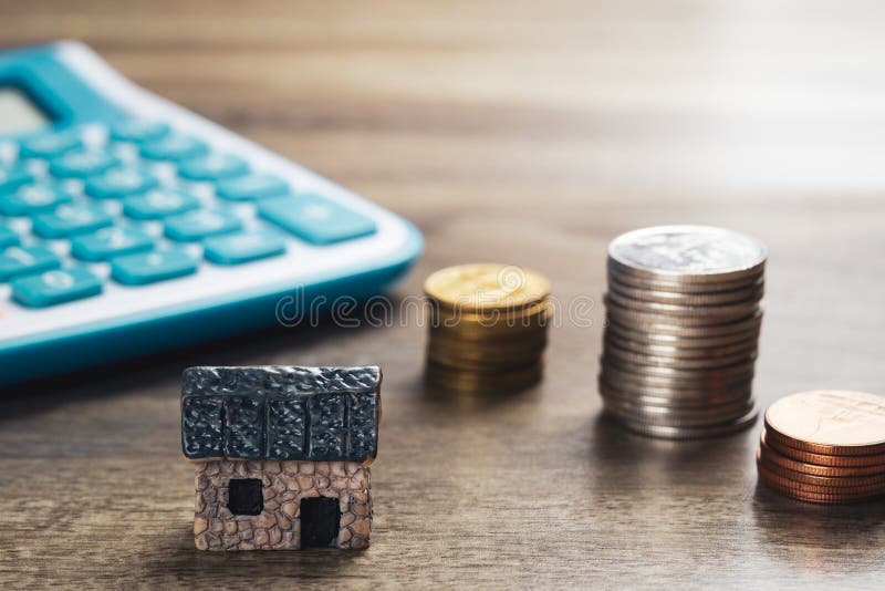 Huismodel, stapel muntstukken en calculator Concept binnenshuis sel stock fotografie Huismodel, stapel muntstukken en calculator Concept binnenshuis sel stock fotografie