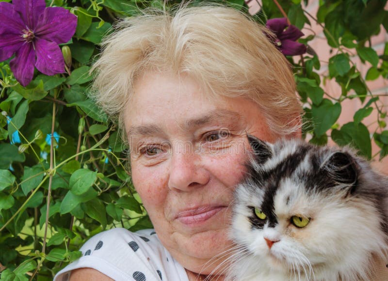 Huisvrouw en haar huisdierenkat stock fotografie Huisvrouw en haar huisdierenkat stock fotografie