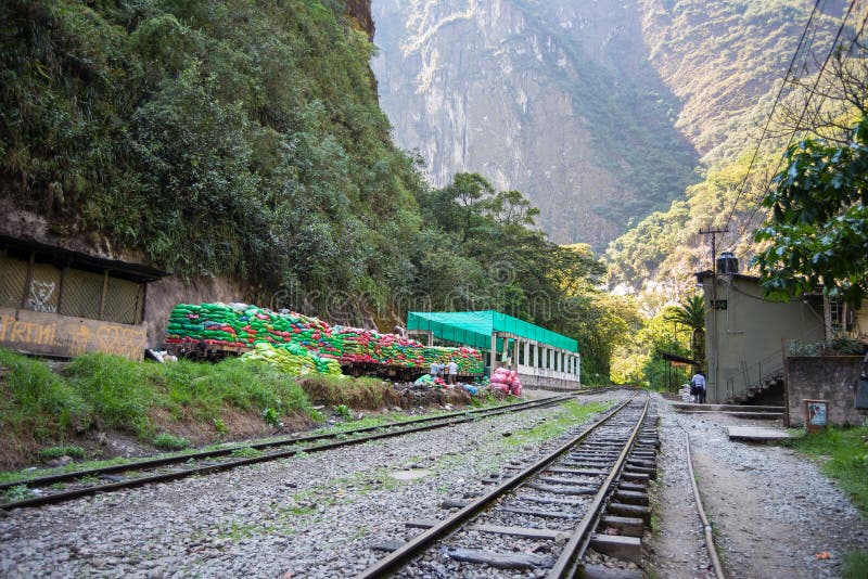 Huisvuiltrein klaar om uit Machu Picchu, Peru te reizen stock afbeeldingen Huisvuiltrein klaar om uit Machu Picchu, Peru te reizen stock afbeeldingen