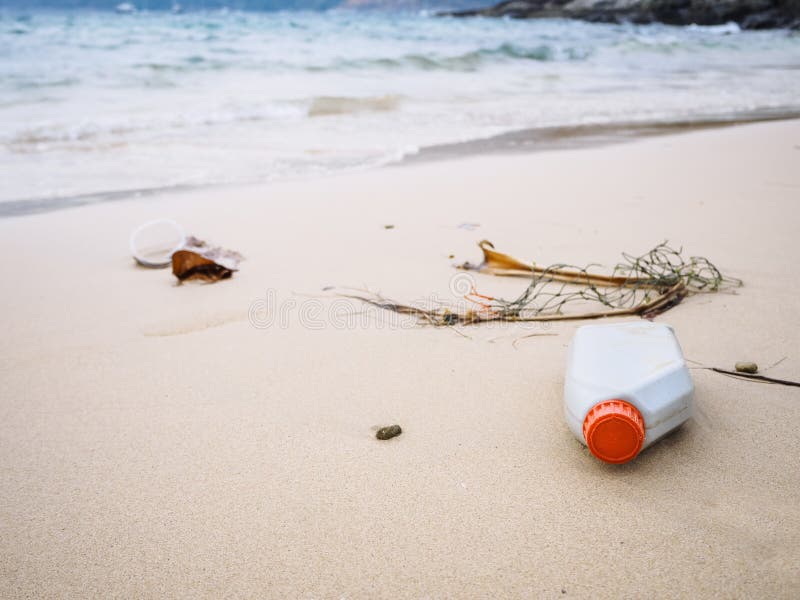Huisvuilvuilnis bij het Afvalmilieuvervuiling van strand de Plastic Flessen stock foto's Huisvuilvuilnis bij het Afvalmilieuvervuiling van strand de Plastic Flessen stock foto's
