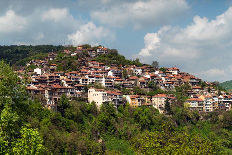 Huizen op de klip onder het berglandschap Balkan huizen stock afbeelding Huizen op de klip onder het berglandschap Balkan huizen stock afbeelding