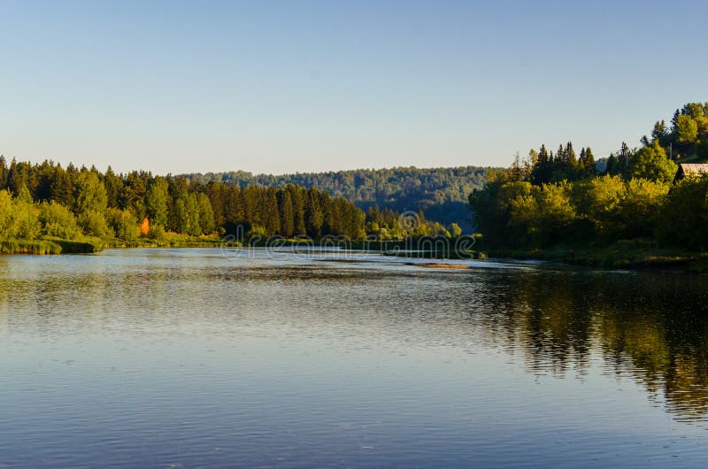 Huizen op het strand. rurale rivier in de vroege ochtend royalty-vrije stock foto's