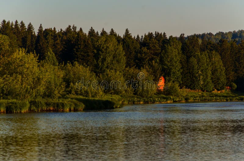Huizen op het strand. rurale rivier in de vroege ochtend stock foto
