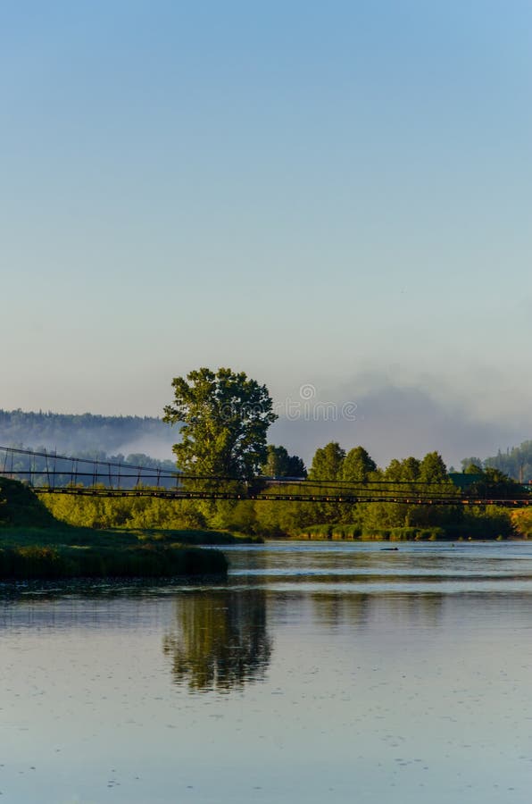 Huizen op het strand. rurale rivier in de vroege ochtend royalty-vrije stock afbeelding