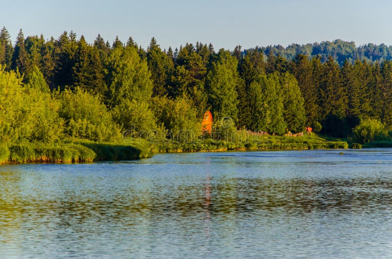 Huizen op het strand. rurale rivier in de vroege ochtend stock foto