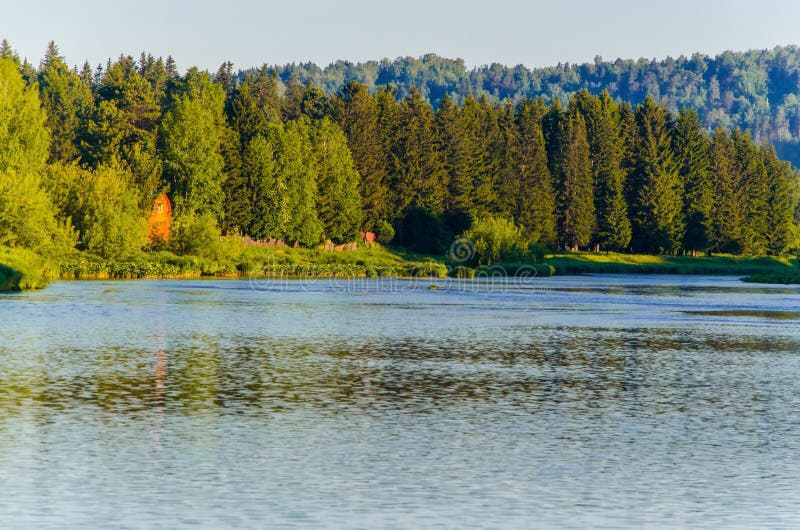 Huizen op het strand. rurale rivier in de vroege ochtend royalty-vrije stock afbeeldingen