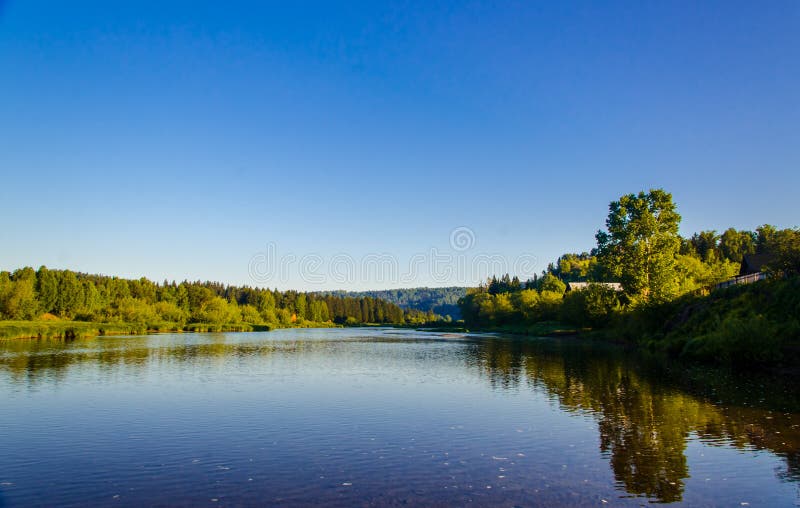 Huizen op het strand. rurale rivier in de vroege ochtend stock foto