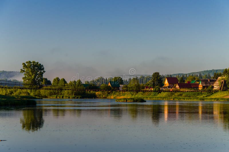 Huizen op het strand. rurale rivier in de vroege ochtend royalty-vrije stock foto