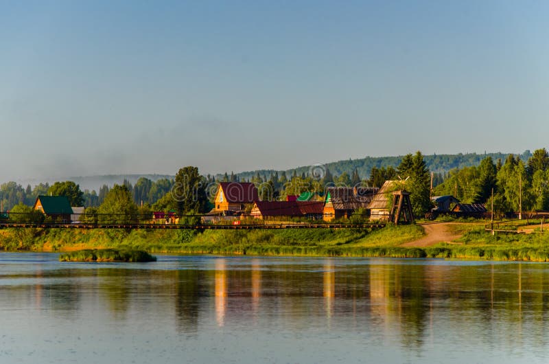 Huizen op het strand. rurale rivier in de vroege ochtend royalty-vrije stock fotografie