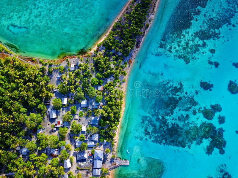 Huizen op kaap in Marshall Islands