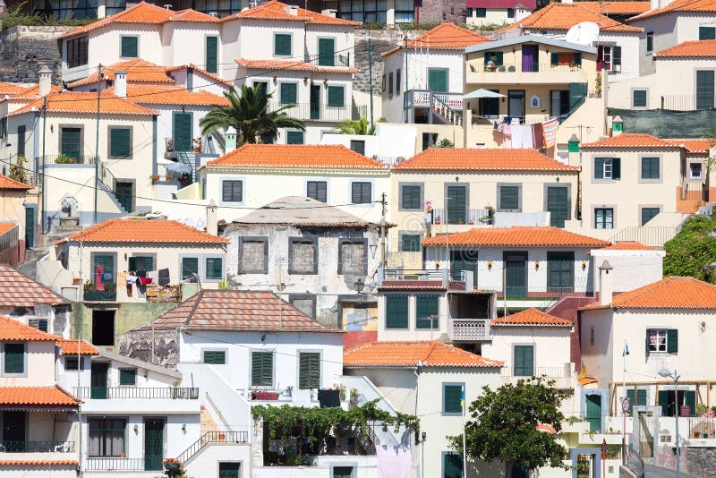 Huizen tegen een heuvel in Camara de Lobos het Eiland dichtbij van Funchal, Madera royalty-vrije stock foto's Huizen tegen een heuvel in Camara de Lobos het Eiland dichtbij van Funchal, Madera royalty-vrije stock foto's