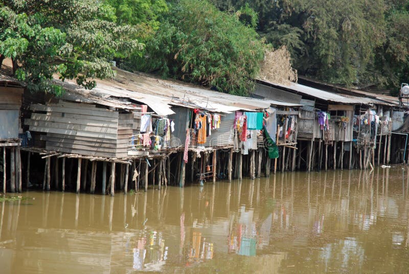 Huizen van de stelt - was spiegel in water-Kambodja