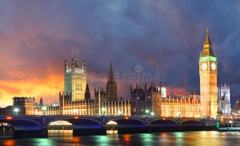 Huizen van het Parlement bij avond, Londen, het UK royalty-vrije stock foto Huizen van het Parlement bij avond, Londen, het UK royalty-vrije stock foto