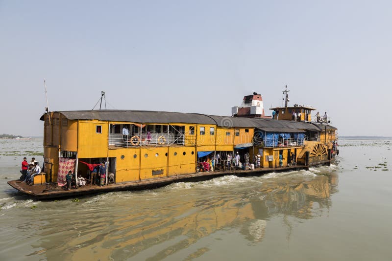 Hularhat Bangladesh, Februari 27 2017: Raket - en forntida skovelångare lämnar den Hularat pir och går mot Khulna arkivbild Hularhat Bangladesh, Februari 27 2017: Raket - en forntida skovelångare lämnar den Hularat pir och går mot Khulna arkivbild