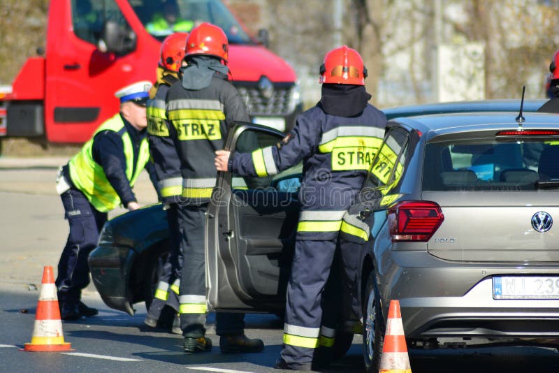 Hulpdiensten bij de scène van een verkeerongeval royalty-vrije stock foto Hulpdiensten bij de scène van een verkeerongeval royalty-vrije stock foto