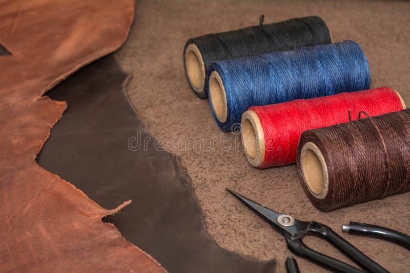 Hulpmiddelen voor leer het bewerken en stukken van bruin leer Vervaardiging van leer stock fotografie Hulpmiddelen voor leer het bewerken en stukken van bruin leer Vervaardiging van leer stock fotografie