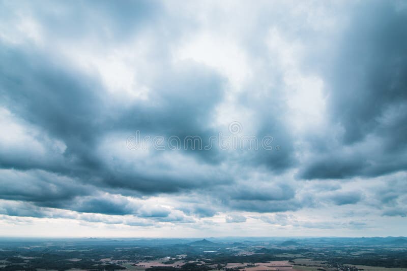 Humeurige blauwachtige wolken met mooie horizont royalty-vrije stock afbeeldingen Humeurige blauwachtige wolken met mooie horizont royalty-vrije stock afbeeldingen