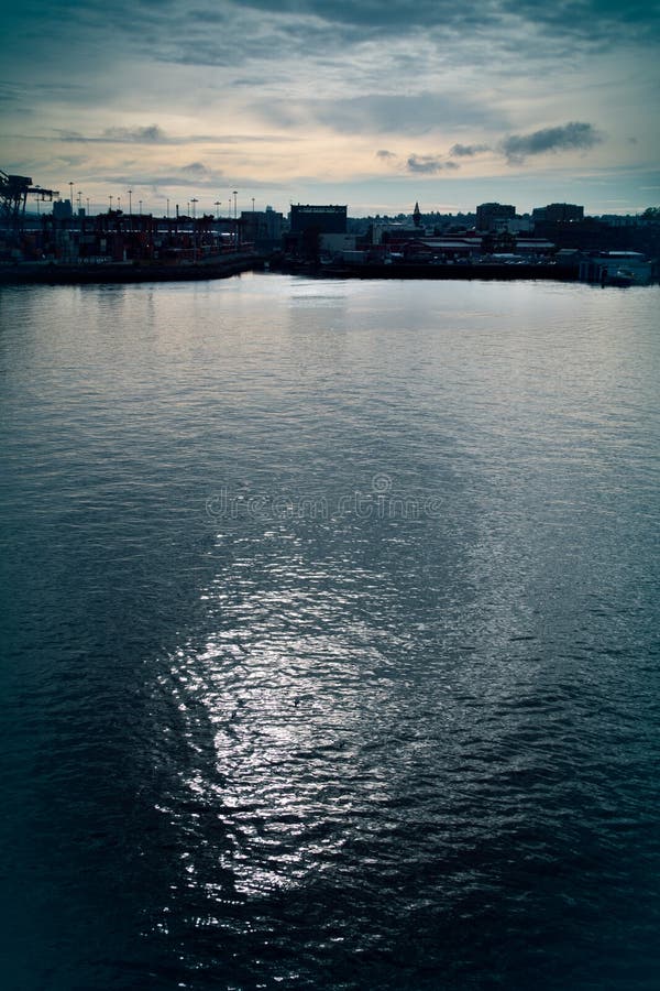Humeurige waterbezinningen, cityscape stock foto Humeurige waterbezinningen, cityscape stock foto