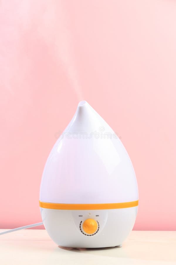 Humidificador de ar em fundo de cor O design exclusivo elimina o ar seco de forma rápida e eficaz, proporcionando um nível ideal imagem de stock royalty free Humidificador de ar em fundo de cor O design exclusivo elimina o ar seco de forma rápida e eficaz, proporcionando um nível ideal imagem de stock royalty free