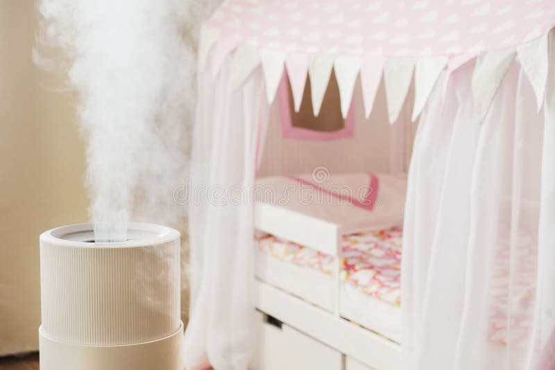 Humidificador moderno de ar em crianças difusor de óleo de aroma em casa. melhorando o conforto de viver em uma casa