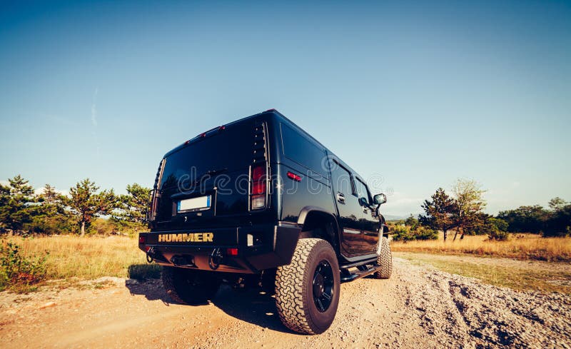 Hummer H2 στο δρόμο στοκ εικόνες Hummer H2 στο δρόμο στοκ εικόνες