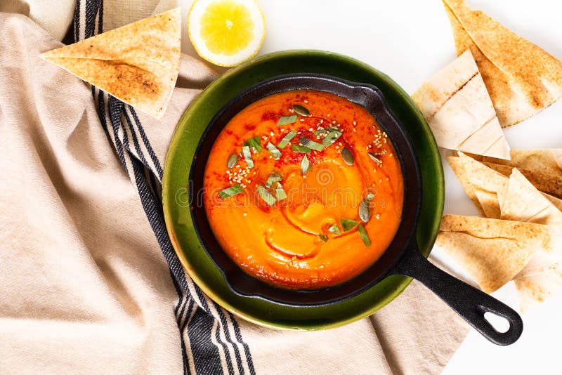 Hummus casalingo della zucca di concetto sano dell'alimento in pentola del ferro della padella con lo spazio della copia fotografie stock libere da diritti Hummus casalingo della zucca di concetto sano dell'alimento in pentola del ferro della padella con lo spazio della copia fotografie stock libere da diritti