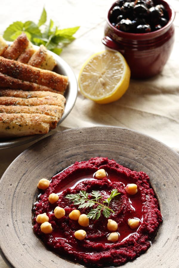 Hummus della barbabietola con le olive ed il pane fotografie stock libere da diritti Hummus della barbabietola con le olive ed il pane fotografie stock libere da diritti