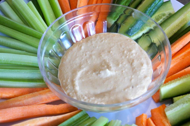 Hummus diente in einer Schüssel mit frischen rohen Karotten und Gurken stockbild Hummus diente in einer Schüssel mit frischen rohen Karotten und Gurken stockbild
