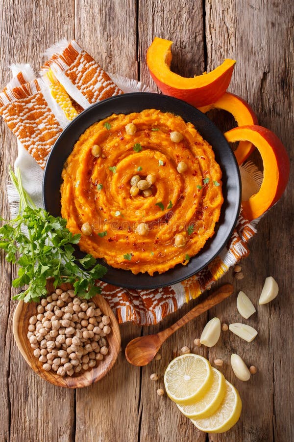 Hummus hecho en casa de la calabaza con el primer del ajo, del limón y de la pimienta encendido fotos de archivo Hummus hecho en casa de la calabaza con el primer del ajo, del limón y de la pimienta encendido fotos de archivo