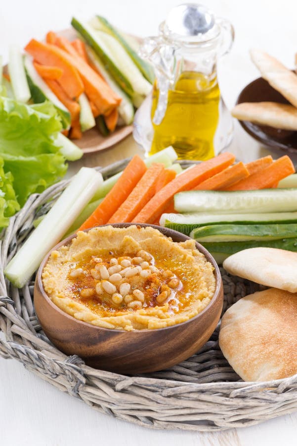 Hummus med pitabröd och nya grönsaker, lodlinje royaltyfri foto Hummus med pitabröd och nya grönsaker, lodlinje royaltyfri foto