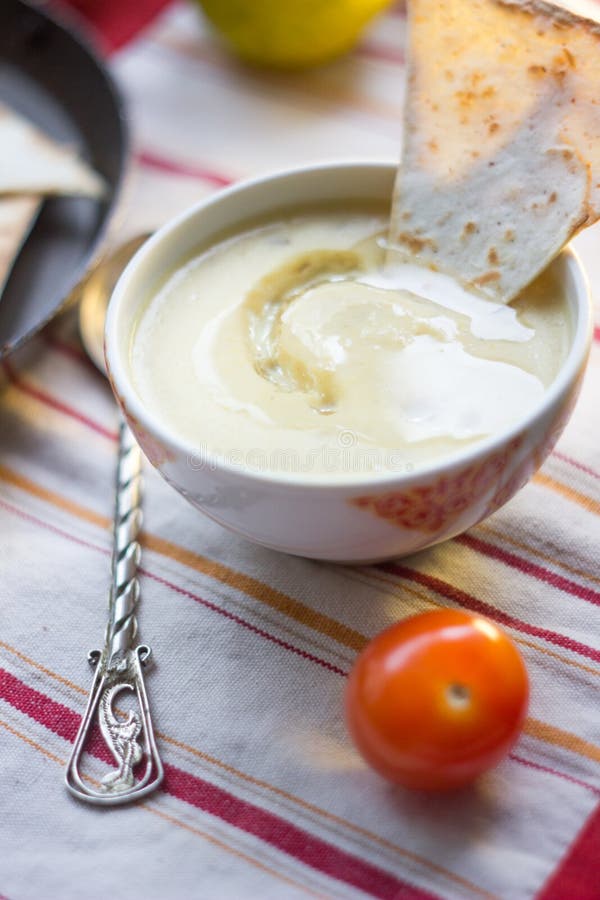 Hummus - παραδοσιακά λιβανέζικα τρόφιμα Hummus στο παραδοσιακό κύπελλο με το κομμάτι tht του ψωμιού στοκ εικόνες Hummus - παραδοσιακά λιβανέζικα τρόφιμα Hummus στο παραδοσιακό κύπελλο με το κομμάτι tht του ψωμιού στοκ εικόνες