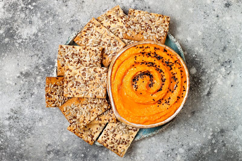Hummus тыквы закалённое с оливковым маслом и черными семенами сезама с всеми шутихами зерна Здоровые вегетарианские закуска или з стоковое фото rf Hummus тыквы закалённое с оливковым маслом и черными семенами сезама с всеми шутихами зерна Здоровые вегетарианские закуска или з стоковое фото rf