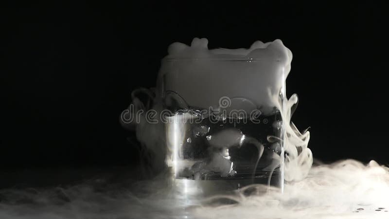Humo Blanco Abstracto En Vidrio El Efecto Del Hielo Seco Sobre Fondo Oscuro  Metrajes - Vídeo de concepto, fuego: 111053256