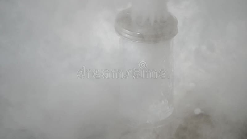 Humo Blanco Abstracto En Vidrio El Efecto Del Hielo Seco Sobre Fondo Oscuro  Metrajes - Vídeo de concepto, fuego: 111053256