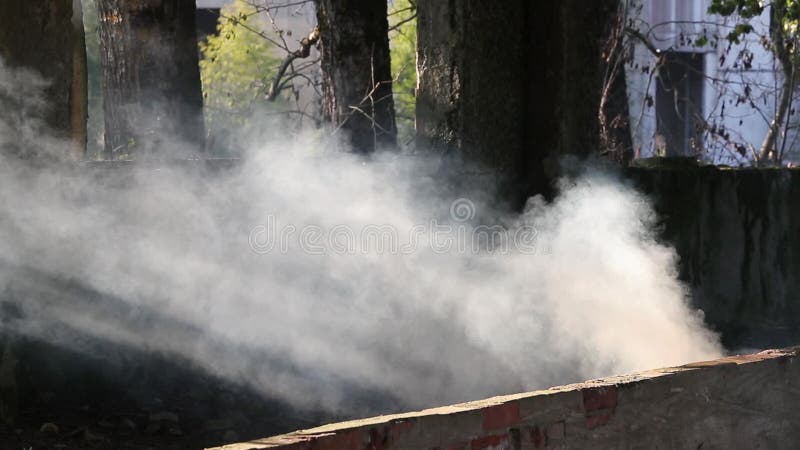 Humo blanco en un viejo y abandonado vídeo constructivo de la cámara lenta