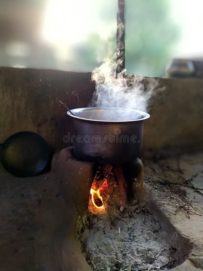 Humo Blanco Saliendo De La Sartén. Cocinar Comida Rajasthani En Barro  Jallah O Estufa O Horno Foto de archivo - Imagen de ceniza, viejo: 201223606