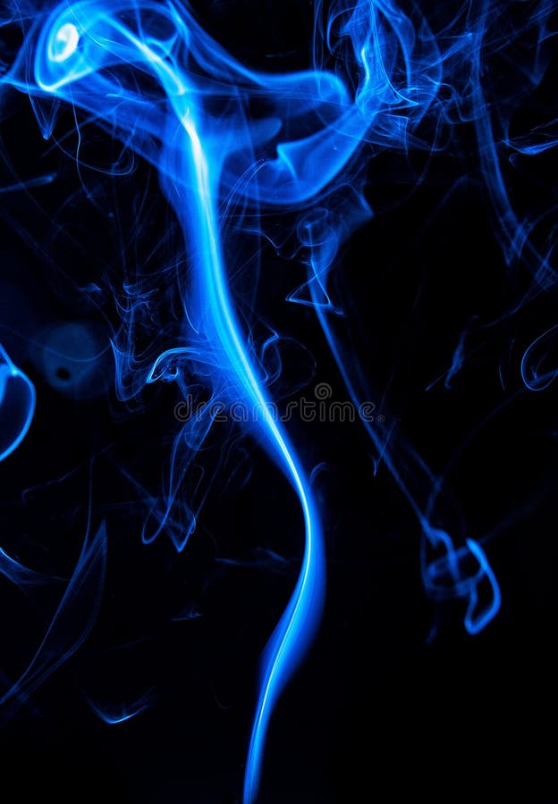 Humo de color abstracto aislado en fondo negro. Curvas abstractas de humo de color aisladas en un fondo negro