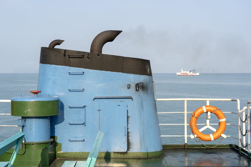 De La Chimenea De Un Humo Del Escape Del Barco De Cruceros Y De Humos De  Extractor Foto de archivo - Imagen de sulfuro, escapar: 130707566