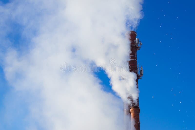 Humo del tubo de calefacción en caldera foto de archivo libre de regalías Humo del tubo de calefacción en caldera foto de archivo libre de regalías
