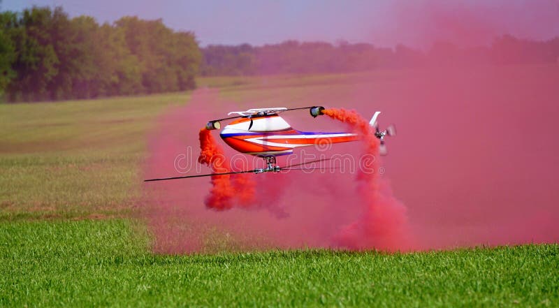 Humo rojo y helicópteros de RC imagenes de archivo Humo rojo y helicópteros de RC imagenes de archivo