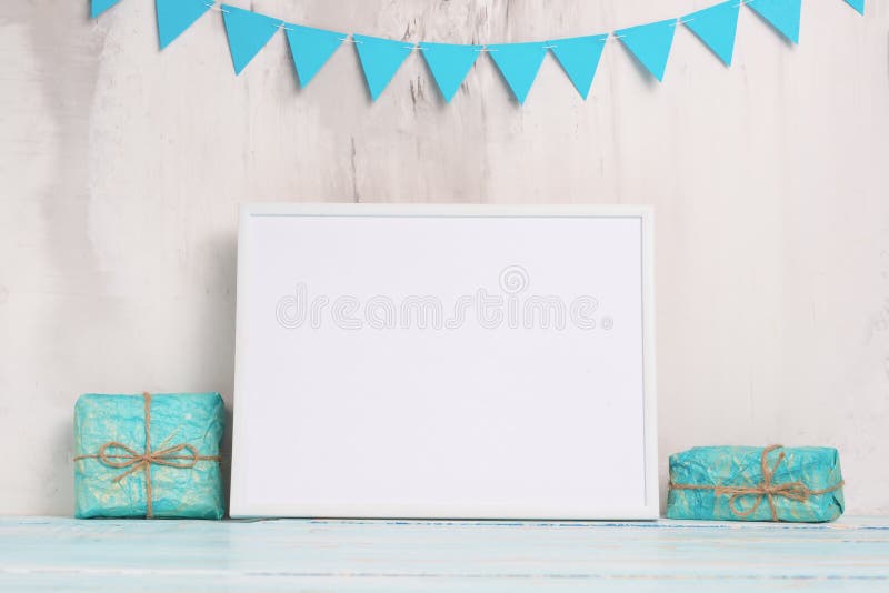 Humor festivo, la guirnalda de los niños con un marco vacío blanco para el diseño, y juguetes con la disposición del regalo Ducha fotografía de archivo Humor festivo, la guirnalda de los niños con un marco vacío blanco para el diseño, y juguetes con la disposición del regalo Ducha fotografía de archivo
