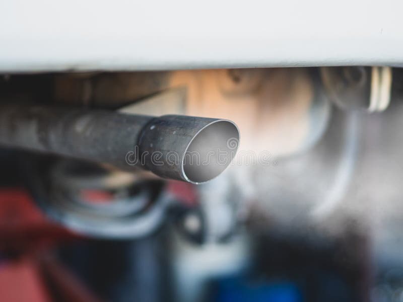 Humos de la combusti?n que salen del tubo de escape del coche imágenes de archivo libres de regalías Humos de la combusti?n que salen del tubo de escape del coche imágenes de archivo libres de regalías