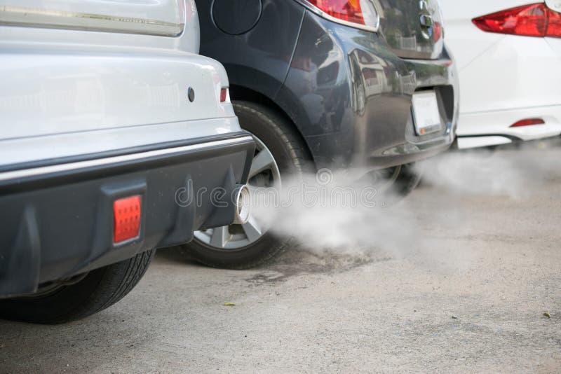 Humos de la combustión que salen del tubo de escape del coche foto de archivo libre de regalías Humos de la combustión que salen del tubo de escape del coche foto de archivo libre de regalías