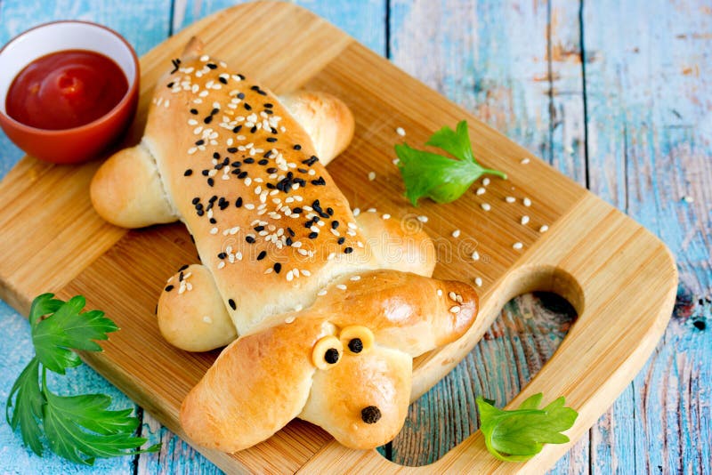 Würstchen mit Brötchen stockbild. Bild von salat, brot 29284127