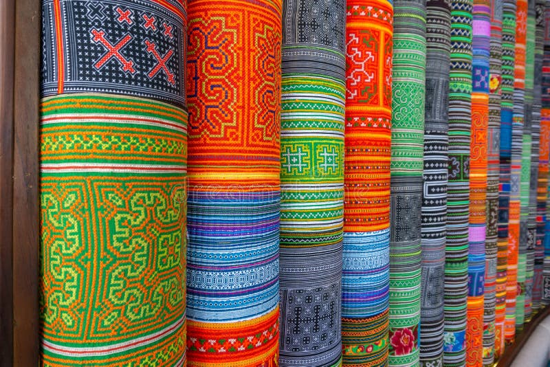Hundar som är broderade tyger med traditionellt mönster för den etniska minoriteten Hmong i Vietnam arkivbilder Hundar som är broderade tyger med traditionellt mönster för den etniska minoriteten Hmong i Vietnam arkivbilder