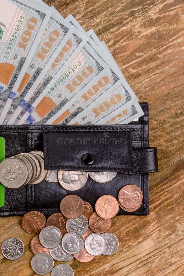 Hundert Dollar Banknote erreichen heraus aus einem schwarzen alten Geldbeutel heraus stockbild Hundert Dollar Banknote erreichen heraus aus einem schwarzen alten Geldbeutel heraus stockbild