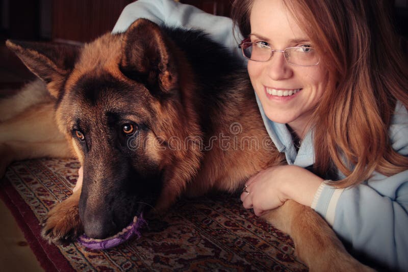 hundflicka henne royaltyfri bild hundflicka henne royaltyfri bild