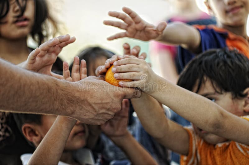 I bambini affamati nei campi profughi, la distribuzione di humenitarian cibo.