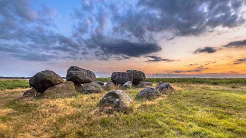 Hunnisch-Megalithische Delmen gejagt Struktur. Hunnisch megalithische Dolmen grab oder gejagt in der Nähe von assen drenthe netherlands