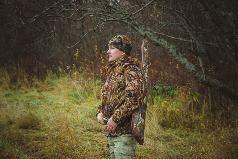 https://thumbs.dreamstime.com/b/hunter-camouflage-clothing-gun-case-hunter-camouflage-clothing-gun-case-profile-autumn-hunting-165617842.jpg
